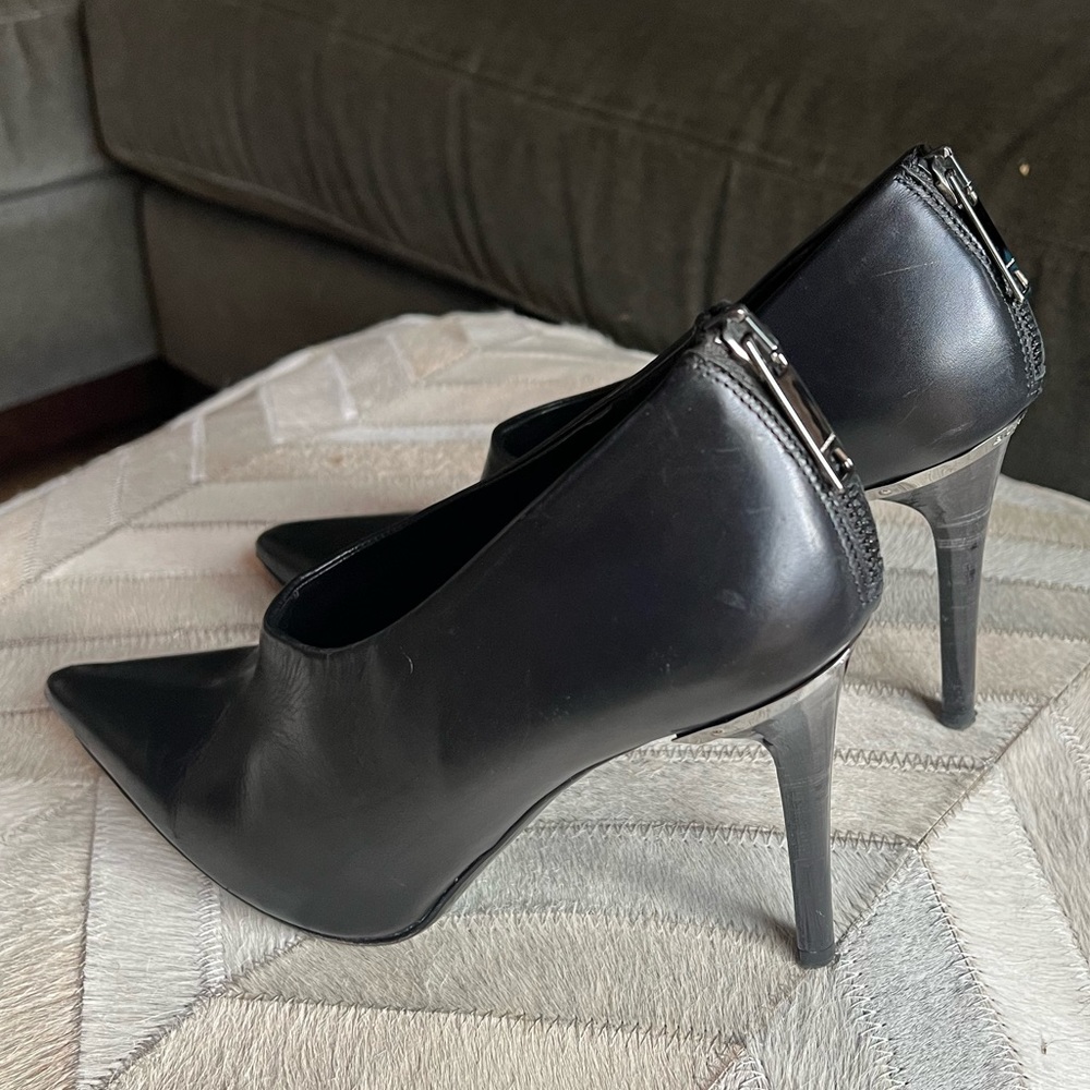 BURBERRY black leather pump heels. Zip hardware back. US 9.5 / EU 40.5 - Picture 3 of 11